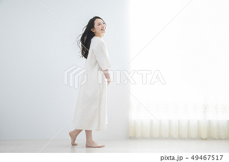 白いワンピースの女性 49467517