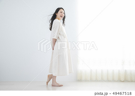 白いワンピースの女性 白いワンピースの女性 49467518