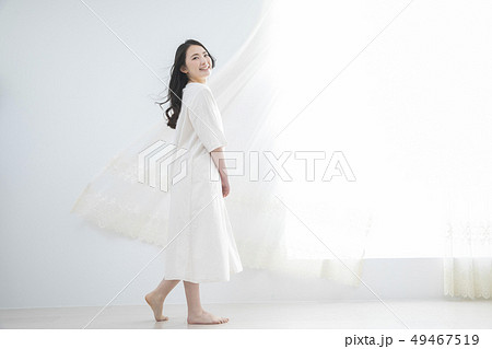 白いワンピースの女性 49467519