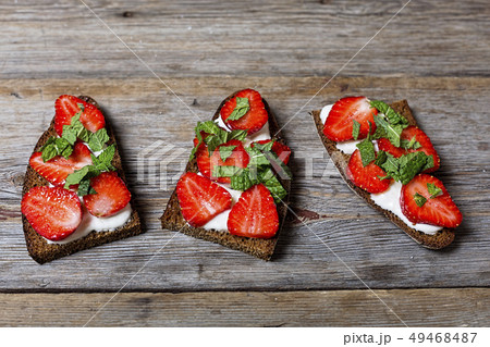 Healthyfood,sandwiches,cream,strawberries,close up 49468487
