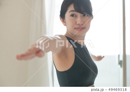 ヨガをする若い女性 日本人 英雄のポーズ ホットヨガ ヨガをする若い女性 日本人 英雄のポーズ ホットヨガ 49469318