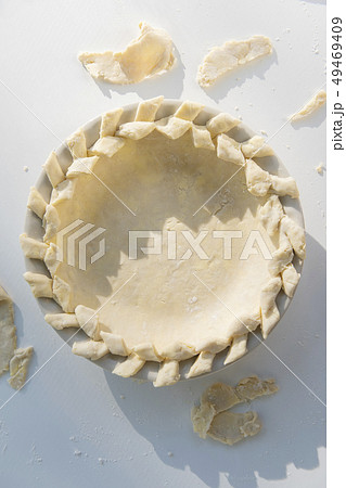 Raw pie crust 49469409