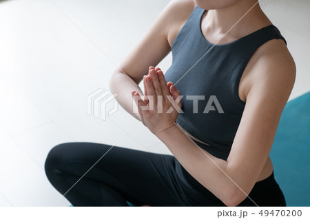 ヨガをする若い女性　日本人　瞑想　集中 49470200