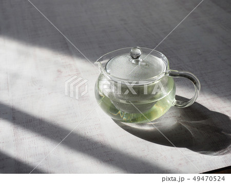 ガラスの急須と緑茶 49470524