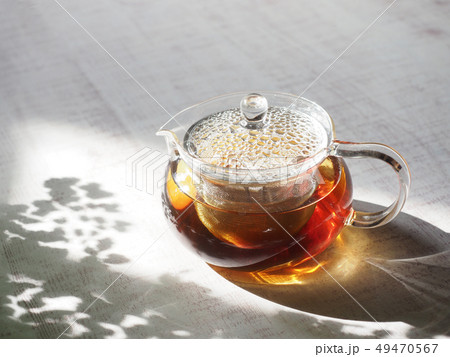 ガラスの急須と紅茶 49470567