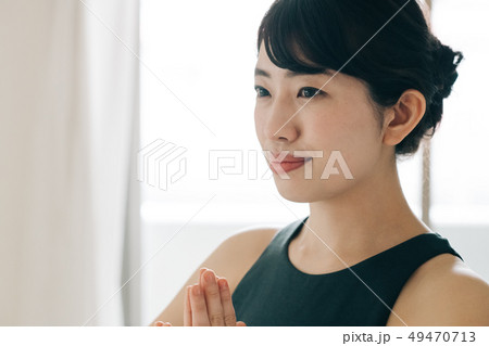 ヨガをする若い女性　日本人　集中 49470713