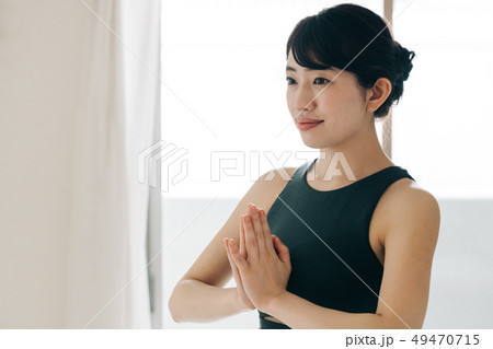ヨガをする若い女性 日本人 集中 ヨガをする若い女性 日本人 集中 49470715