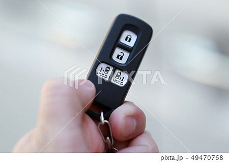 スマートキー (キーレスキー 乗用車 レンタカー ボディパーツ 顔なし 鍵 スライドドア 人物) 49470768