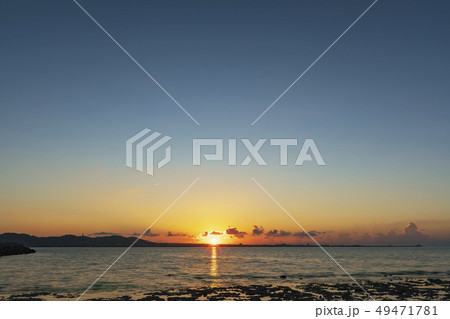 沖縄　竹富島　港からの朝日　 49471781