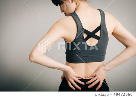 腰痛　若い日本人女性　スポーツウェア 49472666