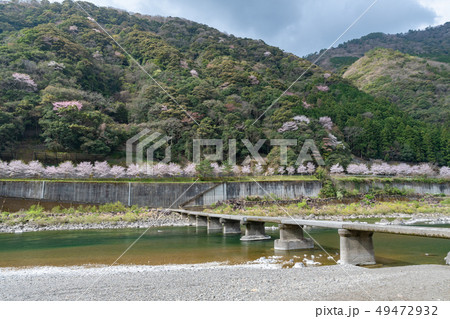 四万十川に架かる沈下橋 四万十川に架かる沈下橋 49472932