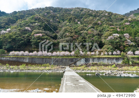 四万十川に架かる沈下橋 四万十川に架かる沈下橋 49472990