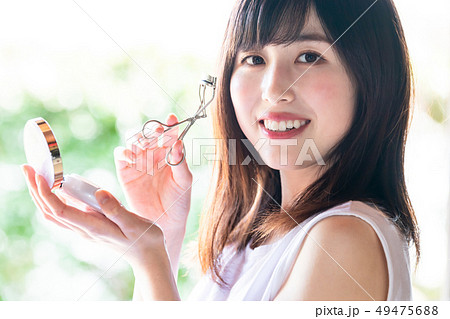 メイクする女性 メイクする女性 49475688