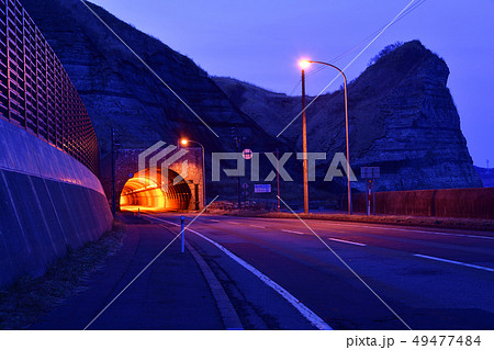 早朝の北海道乙部町の館の岬トンネルの風景を撮影 49477484
