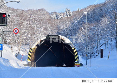 春の大雪に見舞われた北海道北斗市中山峠の中山トンネルの風景を撮影 49477881