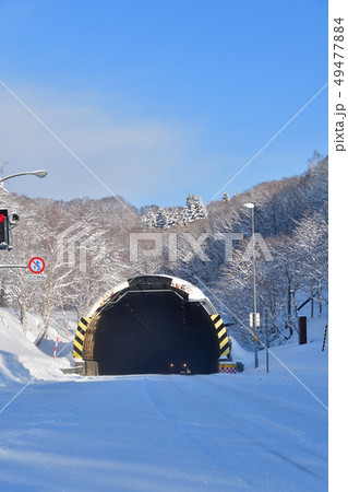 春の大雪に見舞われた北海道北斗市中山峠の中山トンネルの風景を撮影 春の大雪に見舞われた北海道北斗市中山峠の中山トンネルの風景を撮影 49477884