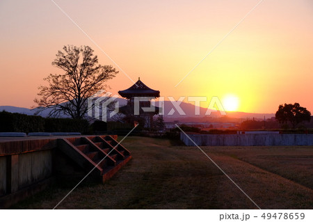 朱雀門と夕日（奈良市法華寺町） 49478659