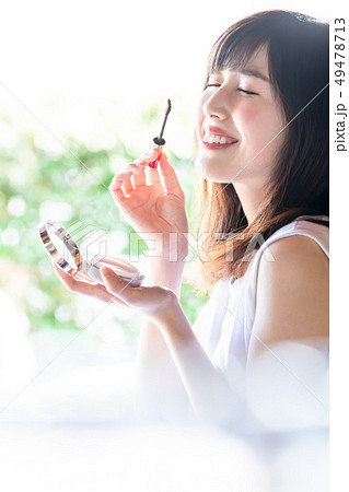 メイクする女性 メイクする女性 49478713