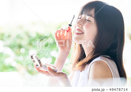 メイクする女性 メイクする女性 49478714