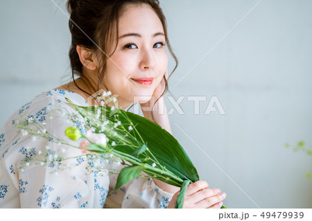 若い女性 若い女性 49479939