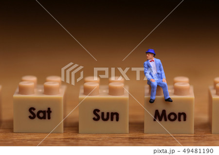 週末に振り返る男性 49481190