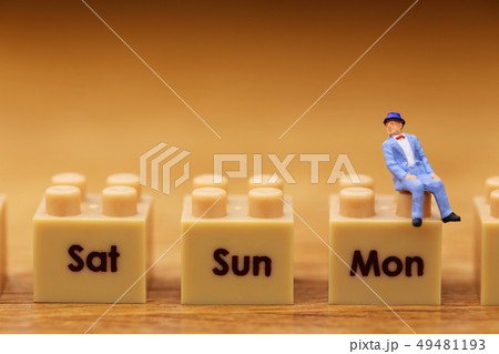 週末に振り返る男性 49481193