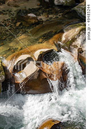 鬼の舌震　鬼の落涙岩 49485244