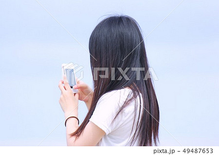 海辺の女性 49487653