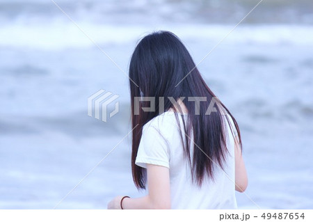 海辺の女性 49487654