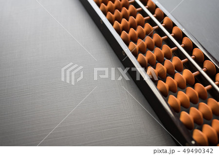 黒背景上のそろばん 黒背景上のそろばん 49490342