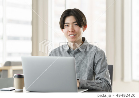 パソコン作業をするフリーランスエンジニア 49492420