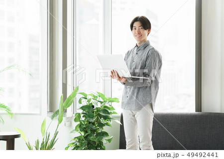 窓際でパソコンを操作するフリーランスエンジニア 窓際でパソコンを操作するフリーランスエンジニア 49492441