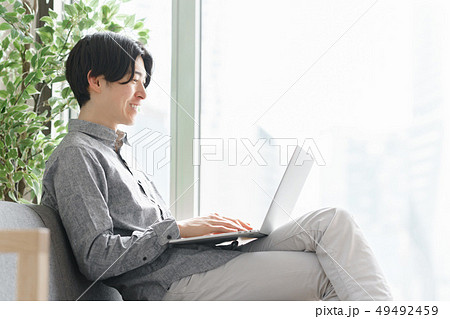 明るい室内でパソコンを操作する男性 49492459