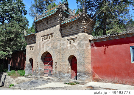 中国 西安の郊外に建つ玄奘三蔵法師を祀る興教寺の山門 中国 西安の郊外に建つ玄奘三蔵法師を祀る興教寺の山門 49492778