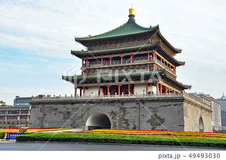 西安の鐘楼は城門内中心のロータリーに建つ。 49493030