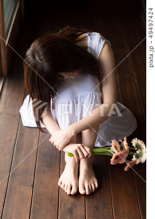 花を持つ女性 花を持つ女性 49497424