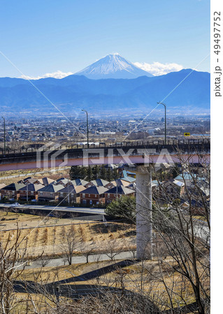 【山梨県南アルプス市】冬の桃花橋（ループ橋）公園と富士山 49497752