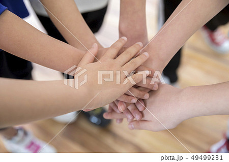キッズダンスイメージ 円陣を組む子供手元 キッズダンスイメージ 円陣を組む子供手元 49499231