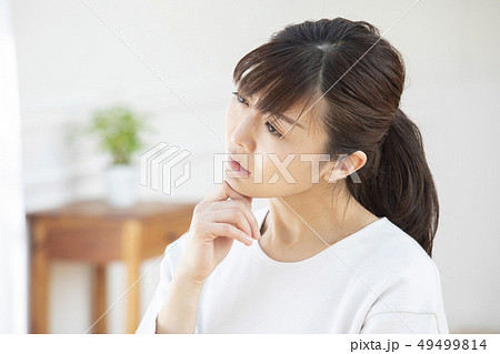 悩む女性 悩む女性 49499814