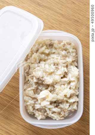 プラスチック容器に入った離乳食 49500960