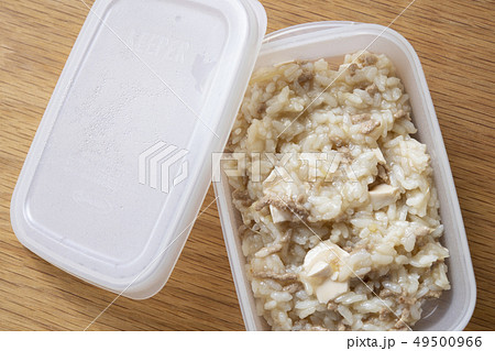 プラスチック容器に入った離乳食 49500966