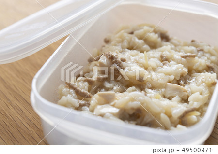 プラスチック容器に入った離乳食 49500971