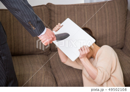 包丁を持つ男性と被害者の女性 49502108