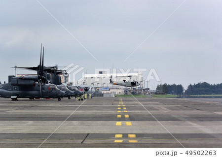 アメリカ空軍横田基地のオスプレイとuh 1nヘリコプターの写真素材