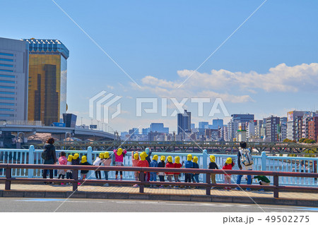 東京都浅草の言問橋(水戸街道)から南西方面を見る子供たち 49502275