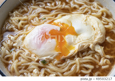 インスタントの味噌ラーメン 49503217