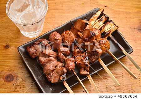 焼き鳥盛り合わせと焼酎 49507054