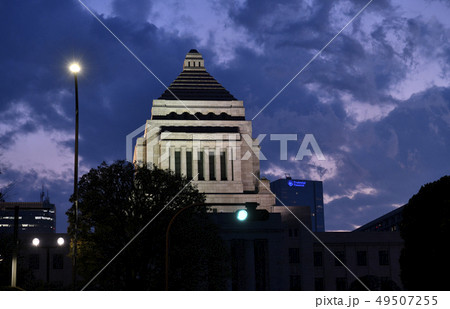 日本の東京都市景観 国会議事堂などを望む(青信号) 日本の東京都市景観 国会議事堂などを望む(青信号) 49507255