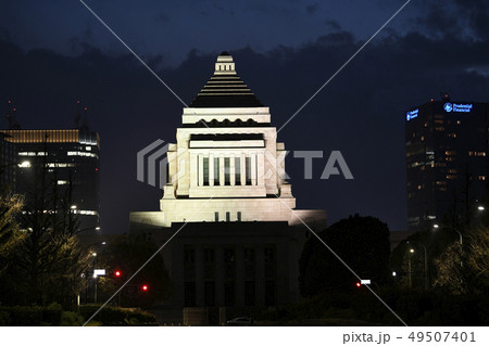 日本の東京都市景観  国会議事堂などを望む（赤信号） 49507401