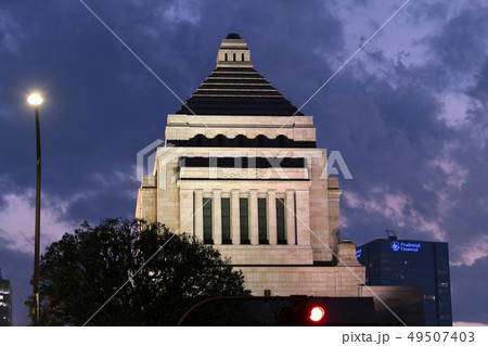 日本の東京都市景観  国会議事堂などを望む（赤信号） 49507403